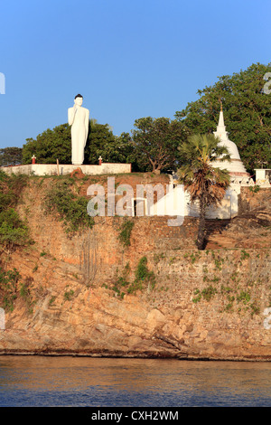 Gokanna Rajamaha Viharaya temple bouddhiste surplombant la plage de Back Bay à Trincomalee, Sri Lanka. Banque D'Images