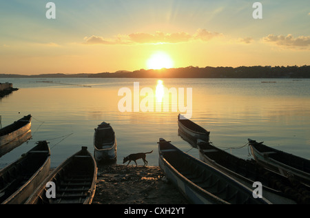 Coucher de soleil à l'arrière-port de Trincomalee, Sri Lanka. Banque D'Images