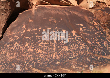 Pétroglyphes indiens antiques sur roche dans Moab, Utah, USA Banque D'Images