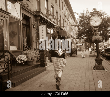 Hoboken, New Jersey, États-Unis, scènes de rue, personnages, femme marchant loin, arrière, sur main Street, Washington Street, (Instagram), NOIR ET BLANC, Banque D'Images