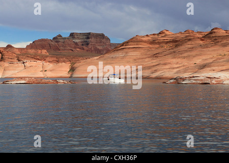 La navigation de plaisance dans le Lac Powell en Utah, États-Unis Banque D'Images