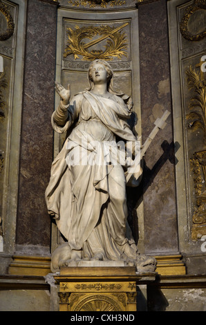 Paris, France. église de St-Germain-des-prés. de l'intérieur, statue Banque D'Images