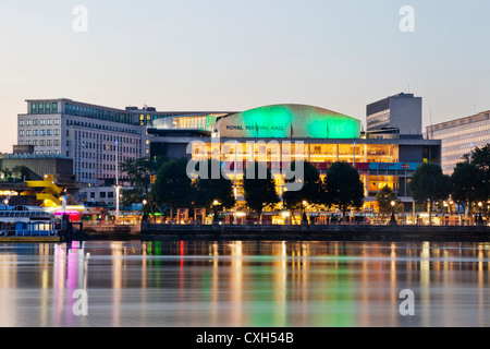 L'Angleterre, Londres, South Bank, Southwark, Southbank Centre, Tamise et Royal Festival Hall Banque D'Images