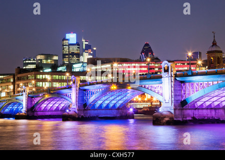 L'Angleterre, Londres, Southwark Bridge et City Skyline Area Banque D'Images