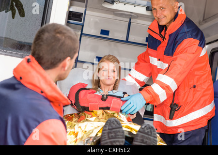 Aider les ambulanciers ambulance dans femme bras cassé smiling victime d'accident Banque D'Images