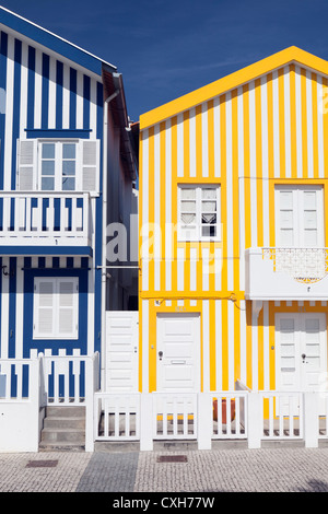 Bonbons colorés traditionnels maisons de plage à rayures en Costa Nova, Beira Litoral, Aveiro, Portugal Banque D'Images