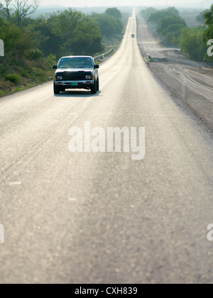 L'autoroute 70, une balade sur la longue route à travers le désert au coucher du soleil. Sur la route de San Luis Potosi. Banque D'Images