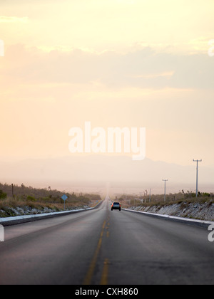 L'autoroute 70, une balade sur la longue route à travers le désert au coucher du soleil. Sur la route de San Luis Potosi. Banque D'Images