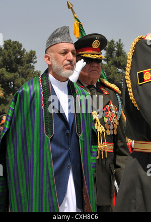 Le président afghan Hamid Karzai est avec le ministre de la Défense, le Général Abdul Rahim Wardak, durant les célébrations de la Journée de l'indépendance de l'Afghanistan organisée au Ministère de la Défense nationale le 19 août 2011 à Kaboul, Afghanistan Banque D'Images