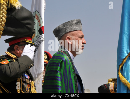 Le président afghan Hamid Karzai est avec le ministre de la Défense, le Général Abdul Rahim Wardak, durant les célébrations de la Journée de l'indépendance de l'Afghanistan organisée au Ministère de la Défense nationale le 19 août 2011 à Kaboul, Afghanistan Banque D'Images