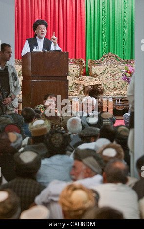 Le président afghan Hamid Karzai parle aux responsables religieux lors d'une Shura le 14 juin 2010 à Kandahar, en Afghanistan. Banque D'Images