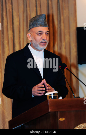 Le président afghan Hamid Karzaï au cours d'une conférence de presse au palais présidentiel le 5 août 2009 à Kaboul, Afghanistan. Banque D'Images