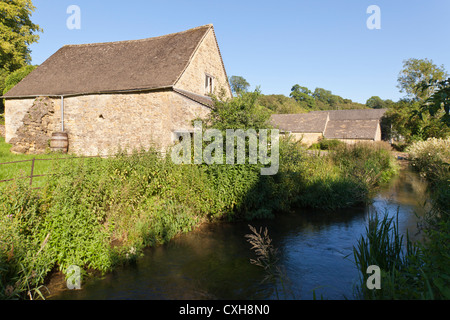 Lumière du soir qui tombe sur la rivière Windrush infantile qui traverse le hameau de Cotswold Harford inférieur, Gloucestershire, Royaume-Uni Banque D'Images