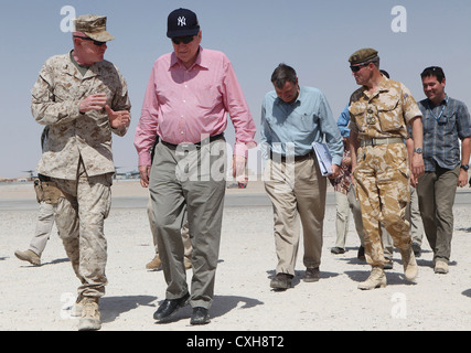 Envoyé spécial américain pour le Pakistan et l'Afghanistan, l'Ambassadeur Richard Holbrooke est informé par le général de marine Richard P. Mills lors d'une visite à la province d'Helmand, 21 juin 2010 à Marjah, l'Afghanistan. Marchant derrière Holbrooke est l'Ambassadeur Karl Eikenberry. Banque D'Images