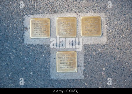 Les Stolpersteine achoppement les plaques d'airain par Gunter Demnig en mémoire de ceux pris dans des camps de concentration Banque D'Images