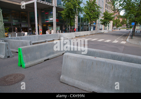 Les barrières routières en béton nouvellement ajouté Regjeringskvartalet quartier du gouvernement qui a été endommagée en juillet 2011 Le centre d'Oslo à la bombe Banque D'Images