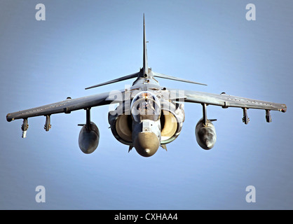 Un AV-8B Harrier vole en position tout en menant des opérations de ravitaillement en vol en formation 5e flotte US Zone de responsabilité le 23 septembre 2012. La formation était de mettre en pratique les compétences nécessaires à l'exploitation des vols à longue distance. Banque D'Images