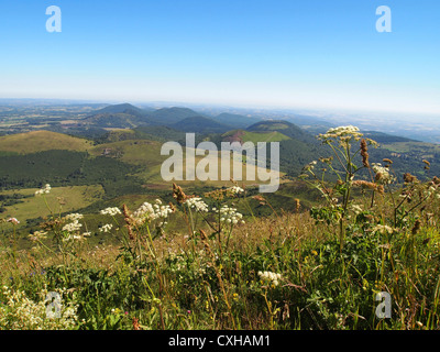 Vue depuis le Puy de Dôme sur le paysage volcanique de la chaîne des Puys. L'Auvergne. La France. L'Europe. Banque D'Images