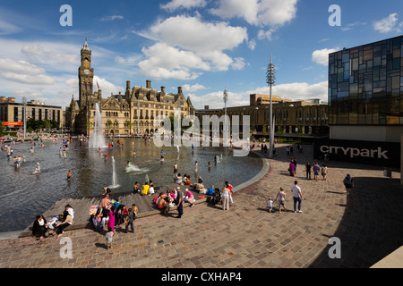 Les personnes bénéficiant de la ville d''eau parc Centenary Square Bradford. Banque D'Images