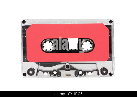 Vintage cassette audio vierge rouge isolé avec chemin de détourage. Banque D'Images