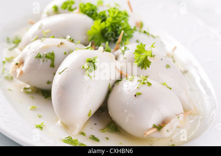 Calamaris farcis en sauce vin blanc Banque D'Images