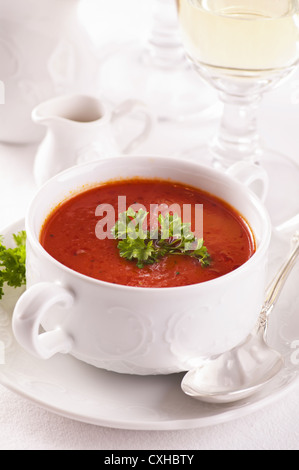 Soupe de tomate avec du persil frais Banque D'Images