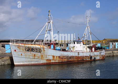 Le port de Newlyn pêche locale Cornwall bateau amarré à quai Banque D'Images