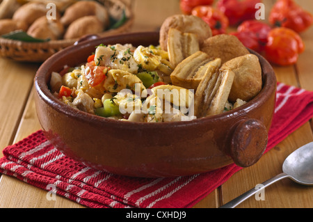 L'ackee et du poisson salé et de plantain frit boulette avec l'alimentation de la Jamaïque Banque D'Images