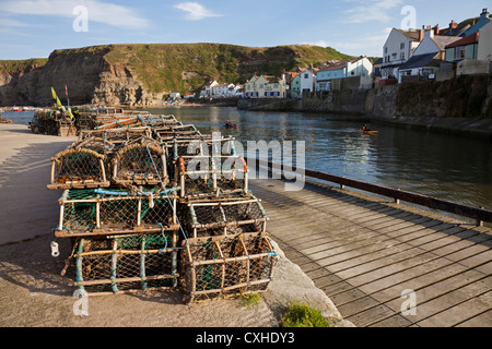 Des casiers à homard empilés dans Staithes Harbour North Yorkshire UK Banque D'Images