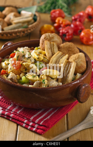 L'ackee et du poisson salé et de plantain frit boulette avec l'alimentation de la Jamaïque Banque D'Images