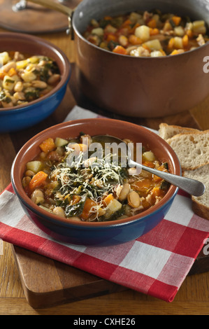 Le pain toscan Ribollita soupe de légumes et aliments de l'Italie Banque D'Images