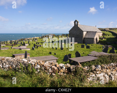 5e siècle, l'église de St Patrick et le cimetière sur la côte à Llanbadrig Cemaes Isle of Anglesey au nord du Pays de Galles Royaume-uni Grande-Bretagne Banque D'Images