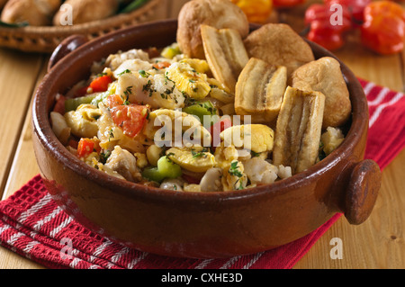 L'ackee et du poisson salé et de plantain frit boulette avec l'alimentation de la Jamaïque Banque D'Images