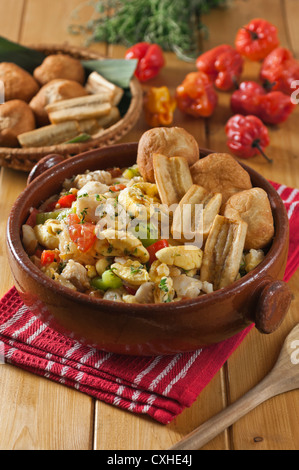 L'ackee et du poisson salé et de plantain frit boulette avec l'alimentation de la Jamaïque Banque D'Images