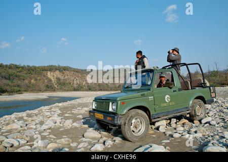 La faune observation touristique sur la rive de la rivière Ramganga dans la Réserve de tigres de Jim Corbett, Inde. Banque D'Images