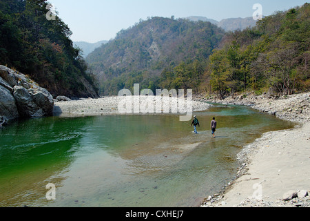 Les pêcheurs à la rivière Ramganga passage dans Vanghat, Jim Corbett Tiger Reserve, en Inde. Banque D'Images