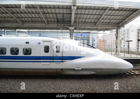 Bullet train japonais à la gare de Kyoto. Banque D'Images