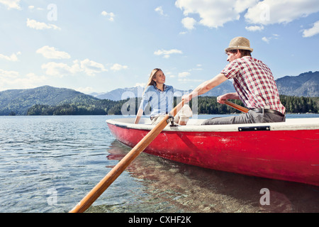 Germany, Bavaria, couple en bateau à rames, smiling Banque D'Images