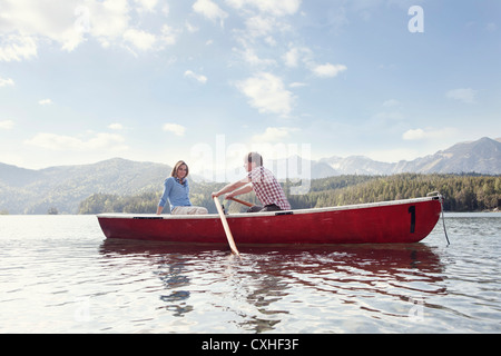 Germany, Bavaria, couple en bateau à rames, smiling Banque D'Images