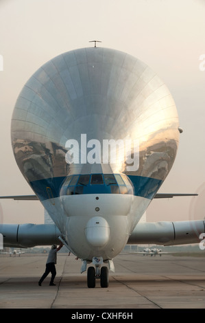 Le Super Guppy et taxer l'avion décollant d'Ellington Field avec la navette spatiale du formateur du fuselage complet segment compartiment de l'équipage le 27 juin 2012 à Houston, Texas. Banque D'Images