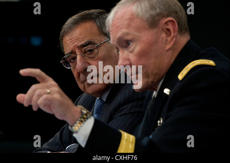 Le secrétaire à la Défense Leon E. Panetta et le Général Martin Dempsey, chef d'état-major interarmées la presse le 25 septembre 2012 au Pentagone. Banque D'Images