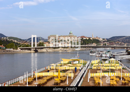Bateaux à passagers avec restaurant sur le pont, ancrés sur le Danube à Budapest, Hongrie. Banque D'Images