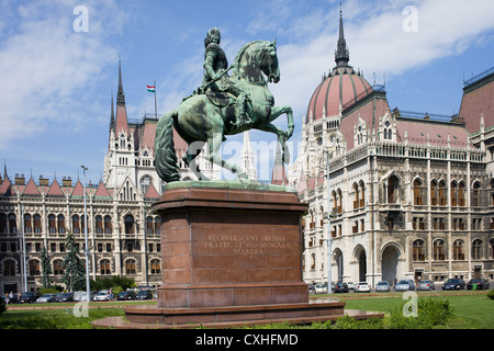 Bâtiment du parlement hongrois, conçu par imre steindl, avec une statue équestre de Ferenc Rakoczi II à Budapest, Hongrie. Banque D'Images
