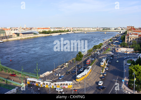 La vie de la ville de Budapest, les voitures, les tramways, le trafic le long de la rue de la rivière du Danube à Budapest, Hongrie. Banque D'Images