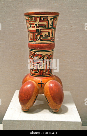 Vaisseau en céramique tétrapode maya précolombien mammifère bulbeux complexe motifs géométriques en relief Guatemala Mésoamérique 2e–3e siècle après JC. Banque D'Images