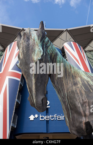 Union Jack britannique drapeaux et sculpture d'une tête de cheval à l'Ascot Racecourse entrée Tribune dans la lumière du soleil glorieux. Banque D'Images