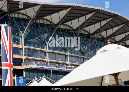 British Union Jack Flag sur l'hippodrome d'Ascot dans Tribune du soleil. glorieux Berkshire, Angleterre, Royaume-Uni. Banque D'Images