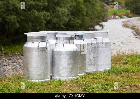 Des bidons de lait debout sur le côté de la route, Bonneval sur Arc, Savoie, France Banque D'Images