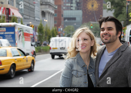 Couple debout le long de l'Est de Union Square à New York City, USA, 26 Septembre, 2012 © Katharine Andriotis Banque D'Images
