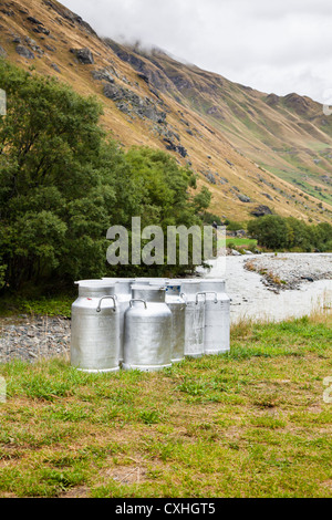 Des bidons de lait debout sur le côté de la route, Bonneval sur Arc, Savoie, France Banque D'Images